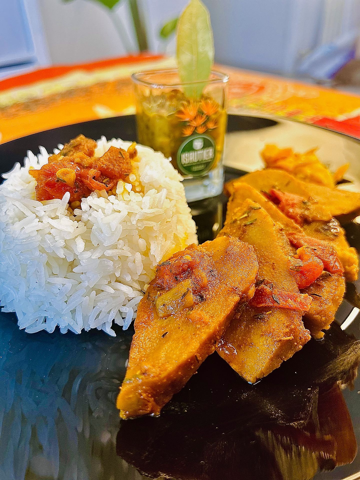 Seitan cuisiné à la sauce carry de l'île de la Réunion Seitan cuisiné à la manière des carry réunionnais