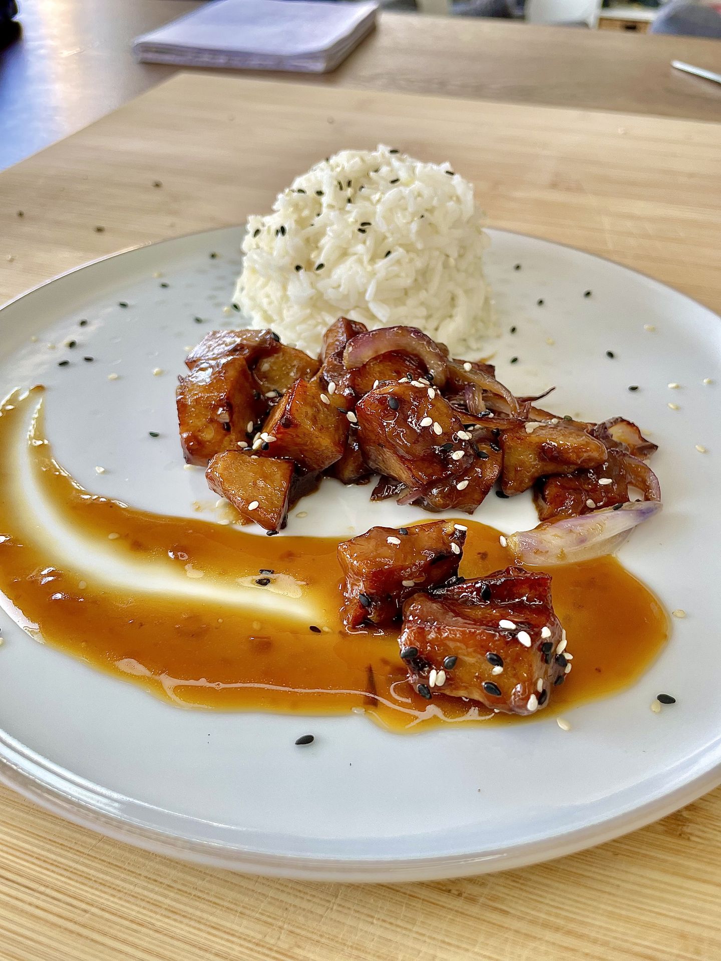 Seitan cuisiné avec de la sauce soja Seitan cuisiné avec de la sauce soja